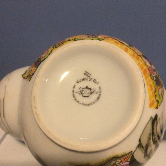 Wizard of Oz Paul Cardew Design 6 cup Collector’s Teapot with Toto Teapot Lid - Picture 7 of 15